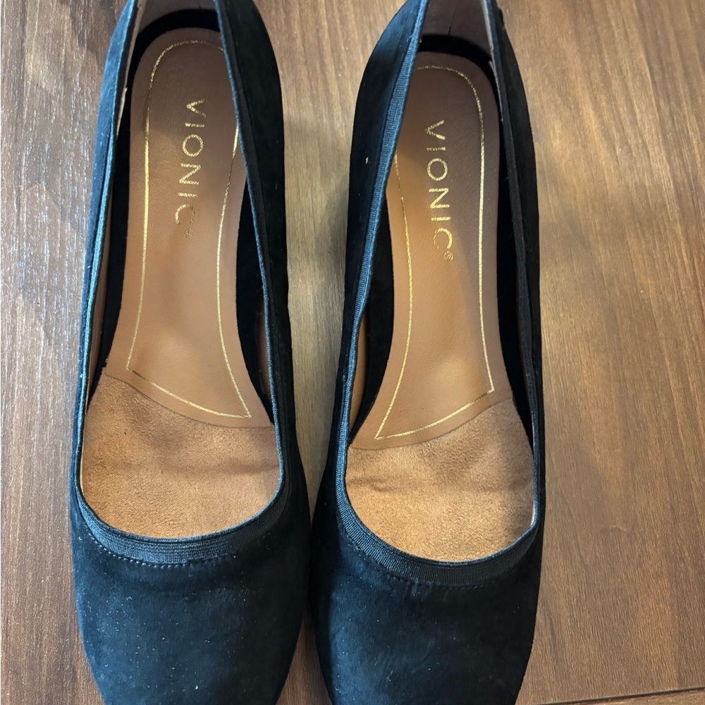 Vionic Black Heeled Shoes with Classic Design